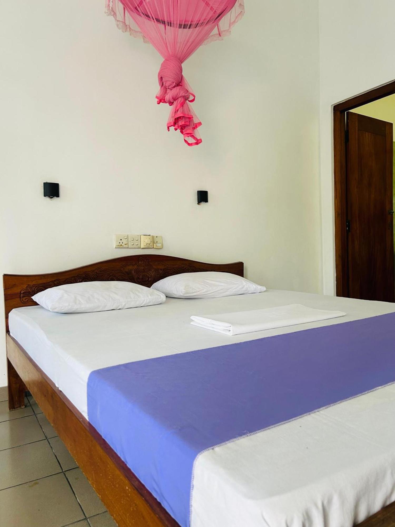 White House & Sea Food Restaurant Hostel Hikkaduwa Exterior foto