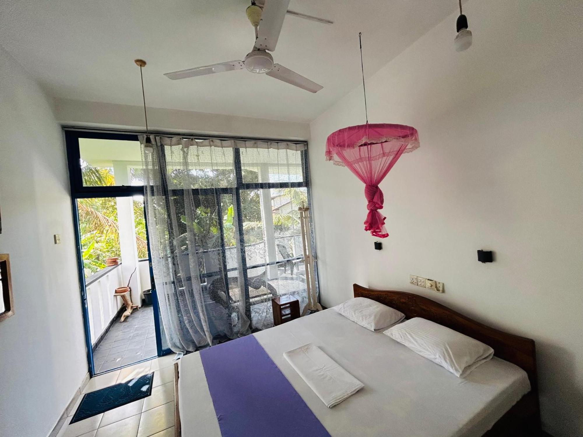 White House & Sea Food Restaurant Hostel Hikkaduwa Exterior foto