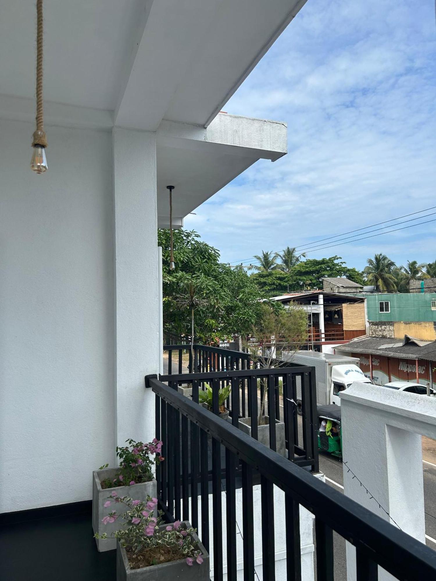 White House & Sea Food Restaurant Hostel Hikkaduwa Exterior foto