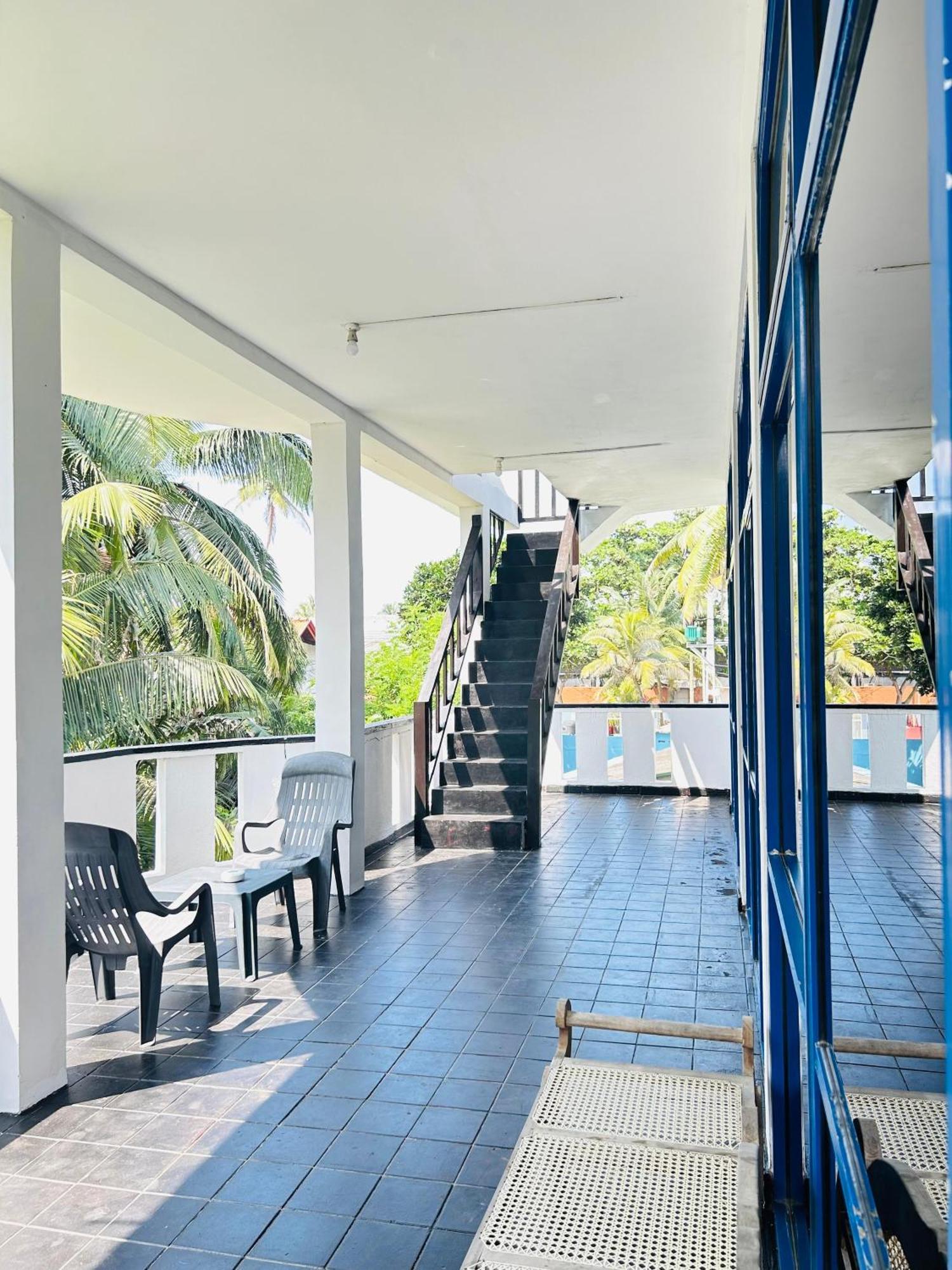 White House & Sea Food Restaurant Hostel Hikkaduwa Exterior foto